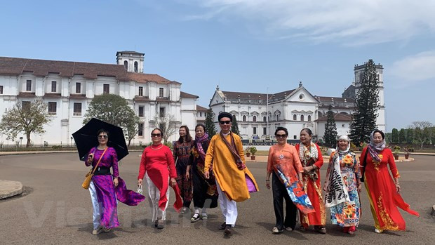 Tour đưa các nghệ nhân Việt Nam sang Ấn Độ quảng bá văn hóa Việt do Thành Trung dẫn đoàn hồi tháng Ba vừa qua. (Ảnh: NVCC/Vietnam+)