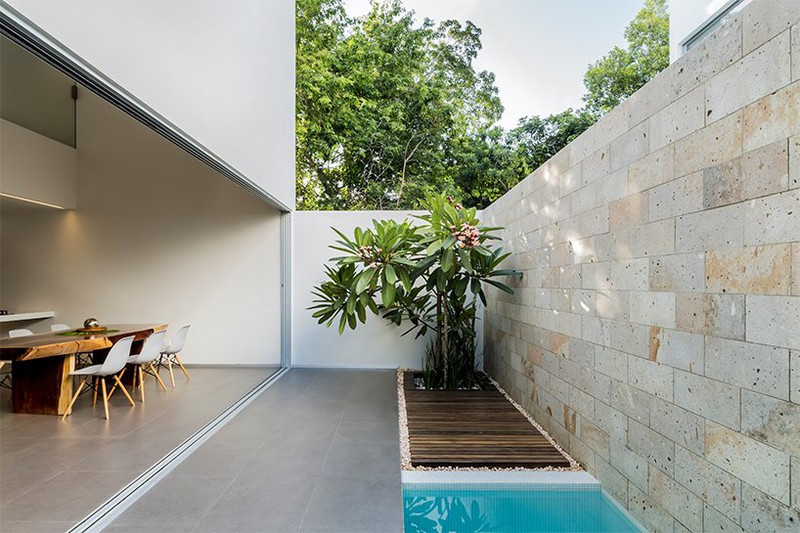 Khoảng giếng trời mang ánh sáng và gió xuống cho khu vực phòng ăn. Khoảng giếng trời mang ánh sáng và gió xuống cho khu vực phòng ăn.