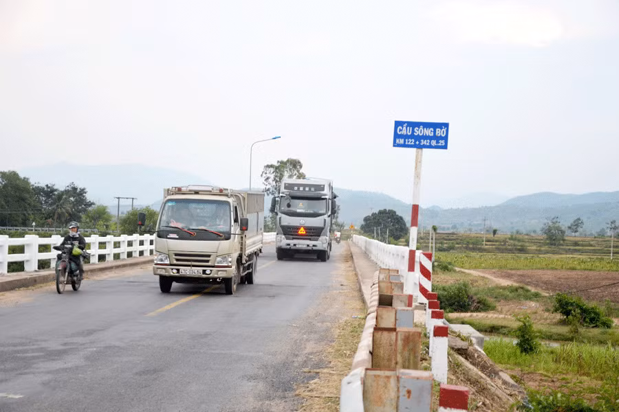 Cầu Sông Bờ (thị xã Ayun Pa). Ảnh: ĐỨC PHƯƠNG