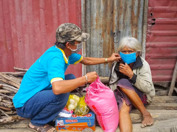 4 năm nay, CLB Tấm Lòng Vàng An Khê hỗ trợ định kỳ hàng tháng cho người khuyết tật, người già neo đơn trên địa bàn huyện Đak Pơ và Kông Chro. Ảnh: N.M