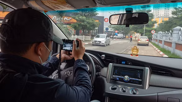 Bám sát đối tượng - Ảnh: VŨ TUẤN