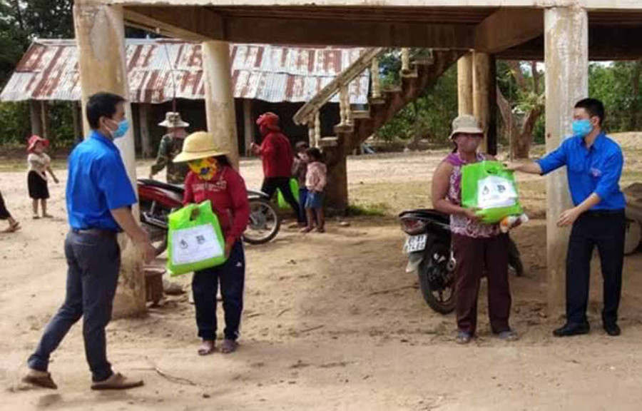 Đoàn thanh niên Ngân hàng CSXH huyện Chư Pah tặng gạo cho gia đình các hộ nghèo. Ảnh: Hà Phương