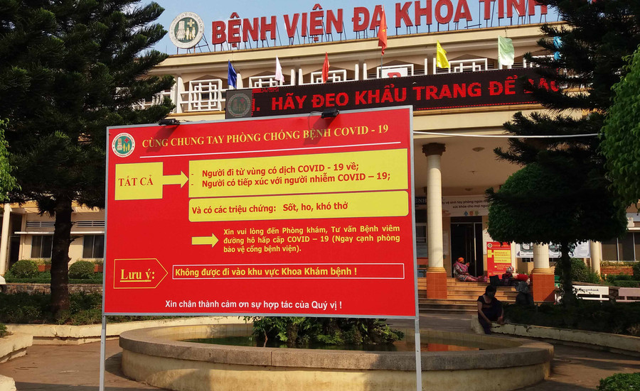 Bảng hướng dẫn phân luồng khám chữa bệnh tại Bệnh viện Đa khoa tỉnh. Ảnh: Như Nguyện