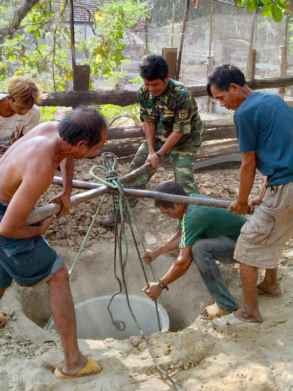 Người dân tham gia cùng bộ đội làm nhà vệ sinh. Ảnh: A.H