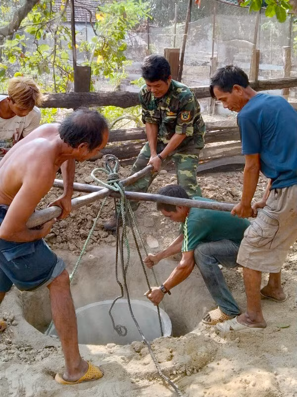 Người dân tham gia cùng bộ đội làm nhà vệ sinh. Ảnh: A.H
