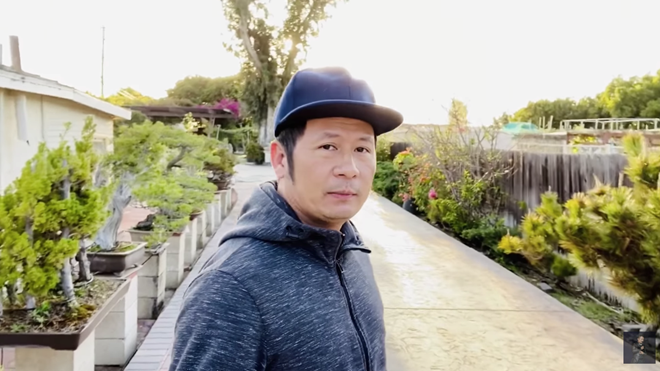 Vốn là người có thú chơi cây kiểng, nên Bằng Kiều dành thời gian chăm sóc cho khu vườn của mình. Được biết để có thể sở hữu được một khu vườn bonsai 