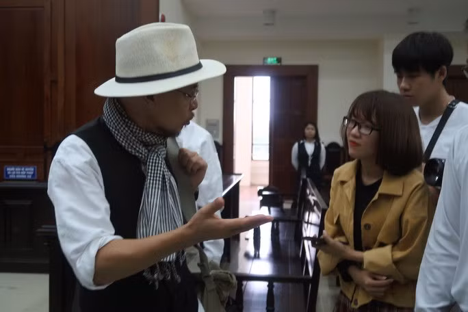 Ông Vũ trao đổi với các phóng viên sau phiên xử phúc thẩm (ảnh: PHẠM DŨNG)