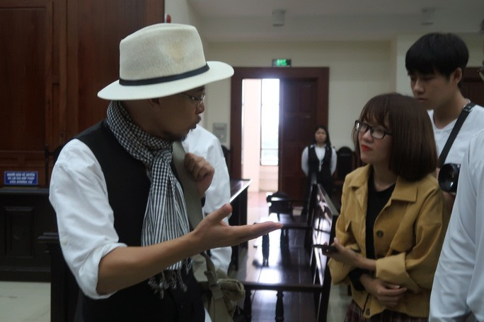 Ông Vũ trao đổi với các phóng viên sau phiên xử phúc thẩm (ảnh: PHẠM DŨNG)