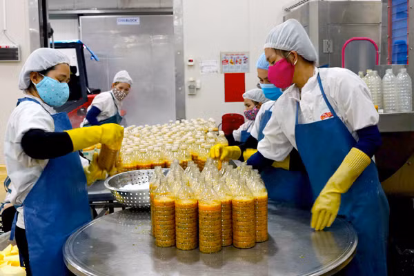 Dây chuyền sản xuất nước chanh dây cô đặc của Trung tâm chế biến rau quả Doveco Gia Lai. Ảnh: P.N