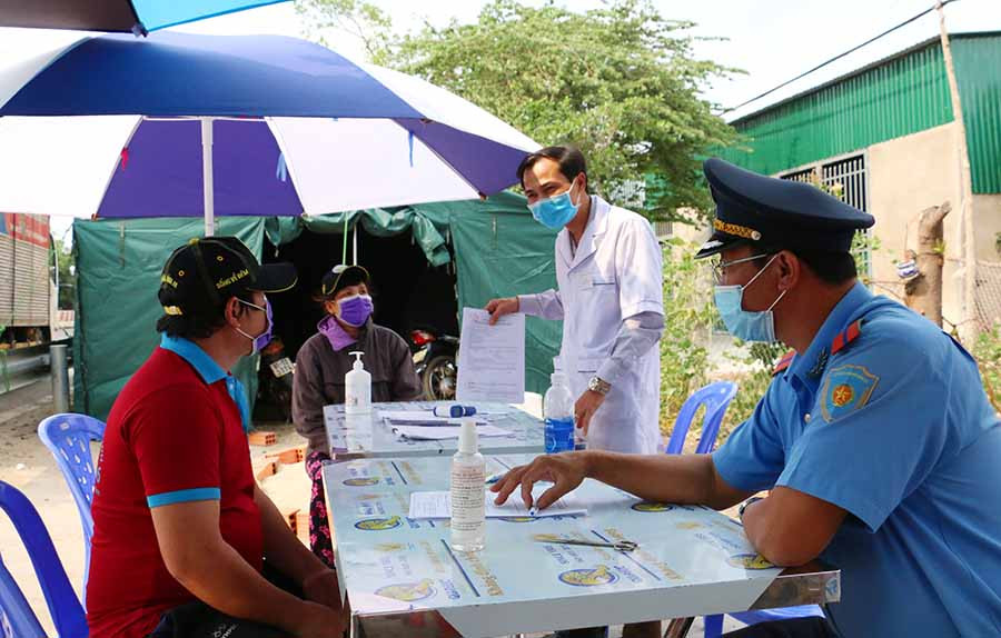 Cán bộ và người dân tỉnh Gia Lai tích cực thực hiện nghiêm công tác phòng, chống dịch Covid-19. Ảnh: Trần Dung Cán bộ và người dân tỉnh Gia Lai tích cực thực hiện nghiêm công tác phòng, chống dịch Covid-19. Ảnh: Trần Dung