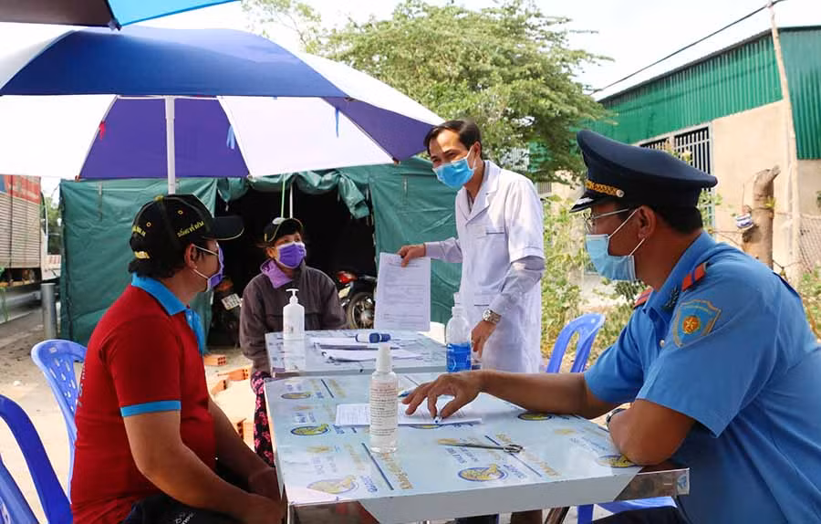 Cán bộ và người dân tỉnh Gia Lai tích cực thực hiện nghiêm công tác phòng, chống dịch Covid-19. Ảnh: Trần Dung