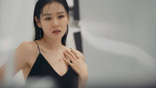 Đắp 2 loại mặt nạ: Son Ye Jin thường bắt đầu ngày mới với hai loại mặt nạ. Nửa trên là sản phẩm giúp làm trắng da. Bên dưới là lớp có tác dụng thư giãn và detox. Sau khi kết thúc quá trình đắp mặt, cô sử dụng thêm serum được chiết xuất từ hoa hồng. Việc này giúp nữ diễn viên tiết kiệm thời gian giữa lịch trình bận rộn. Ảnh: Koreaboo.