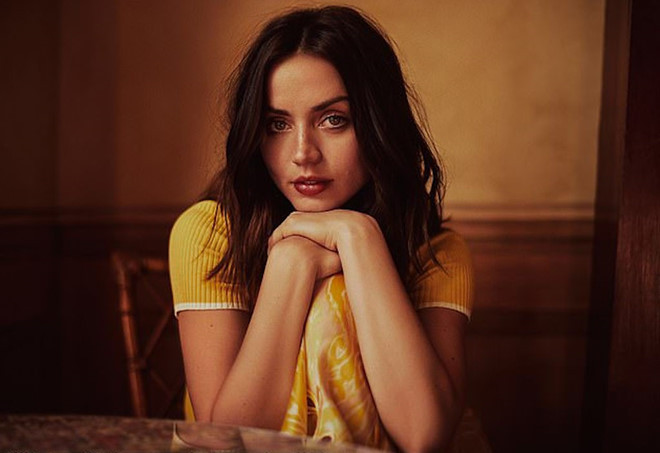 Bước ngoặt xảy đến với nữ diễn viên trẻ khi cô được tham gia dự án Knock Knock (2015) đóng cùng tài tử Keanu Reeves. Chính màn hợp tác với ngôi sao đình đám của loạt phim Sát thủ John Wick đã giúp người đẹp có cơ hội được tài tử Canada này mời tham gia vào dự án mới. “Anh ấy gọi cho tôi khi anh ấy sản xuất Exposed (2016) và nói: Tôi không thể tưởng tượng ai có thể đóng vai này tốt hơn cô”, mỹ nhân 8X tiết lộ. Ảnh: Nexos Magazine