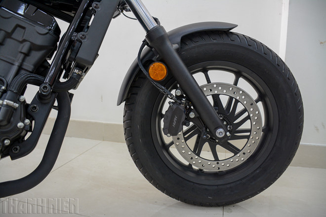 Nên chú ý kiểm tra áp suất lốp đồng thời bơm lốp đúng áp suất quy định ghi trên thành lốp