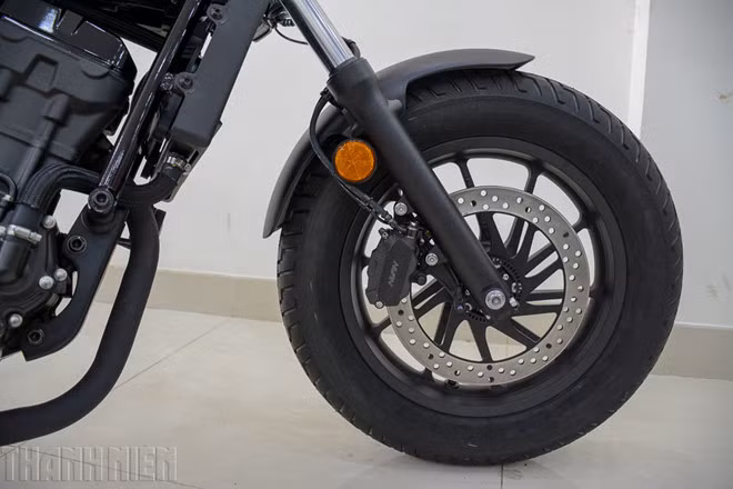 Nên chú ý kiểm tra áp suất lốp đồng thời bơm lốp đúng áp suất quy định ghi trên thành lốp