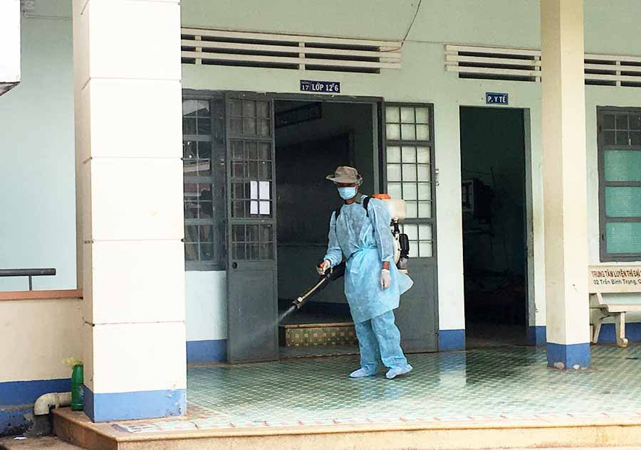 Phun thuốc khử trùng tại các đơn vị trường học. Ảnh: Hà Phương Phun thuốc khử trùng tại các đơn vị trường học. Ảnh: Hà Phương