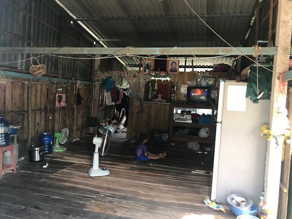 Và có cả những gia đình chỉ có trẻ con trông nhà - Ảnh: A.V.