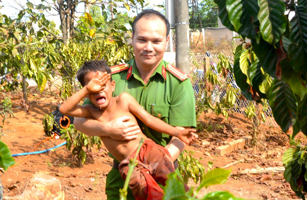 Cháu Puih Phong (làng Klăh, xã Ia Dêr, huyện Ia Grai) được giải cứu khỏi trụ bê tông. Ảnh: H.T