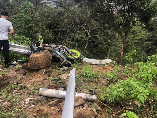  Hiện trường vụ tai nạn giao thông giữa ôtô va chạm xe máy, lao xuống vực làm 4 người tử vong. (Nguồn ảnh: Facebook OTO+)