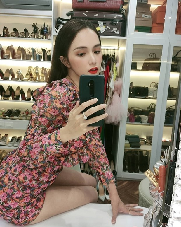 Cũng diện đầm hoa màu sáng, Hương Giang làm ''nức lòng'' người hâm mộ bởi hình selfie khoe sắc ngọt ngào. Mỹ nhân chuyển giới còn tiết lộ tủ phụ kiện ngập tràn hàng hiệu, khiến netizen được dịp xuýt xoa.