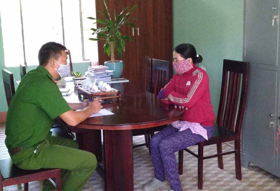 Công an xã Ia Piar tiến hành làm việc với chị H'Phương. Ảnh: Văn Ngọc