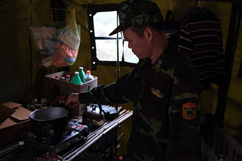  Do địa hình phức tạp, tại các điểm lán cách xa đồn anh em chiến sỹ phải nấu nướng, sinh hoạt ngay tại lán trại. (Ảnh: Liễu Chang)