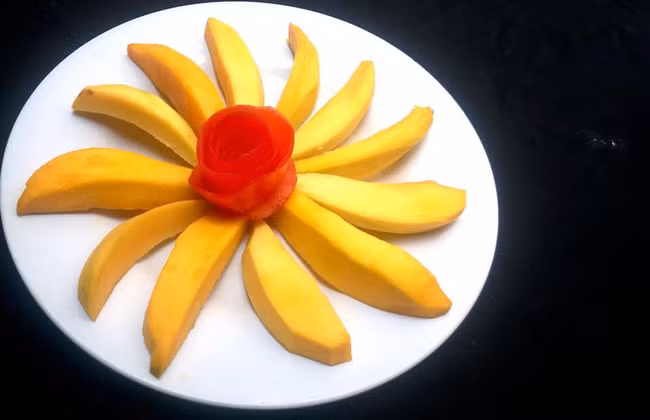  Xoài chỉ cần cắt dạng que dài là đã có ngay đĩa trái cây 