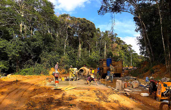 Thi công đường liên xã nối từ Sơn Lang-Đak Krong huyện Kbang. Ảnh: L.H