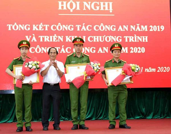 Thượng tá Trần Trọng Sơn (thứ 2 từ phải sang) đại diện Phòng Cảnh sát Hình sự Công an tỉnh nhận bằng khen của Chủ tịch UBND tỉnh Võ Ngọc Thành. Ảnh: V.N