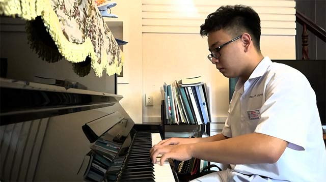 Lê Đình Nam có thể “sáng tác” rap với lời là các bài học lượng giác để giúp các bạn dễ ôn tập