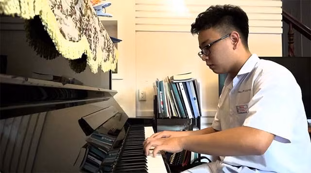 Lê Đình Nam có thể “sáng tác” rap với lời là các bài học lượng giác để giúp các bạn dễ ôn tập