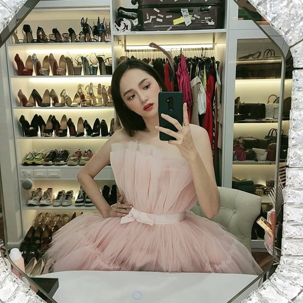 Tự mình selfie với chiếc đầm xếp nếp màu hồng pastel, Hương Giang khiến người hâm mộ ''tan chảy'' bởi vẻ ''bánh bèo'', duyên dáng. Cô nàng còn vô tình tiết lộ tủ đồ lớn, ngập tràn giày, túi hàng hiệu.