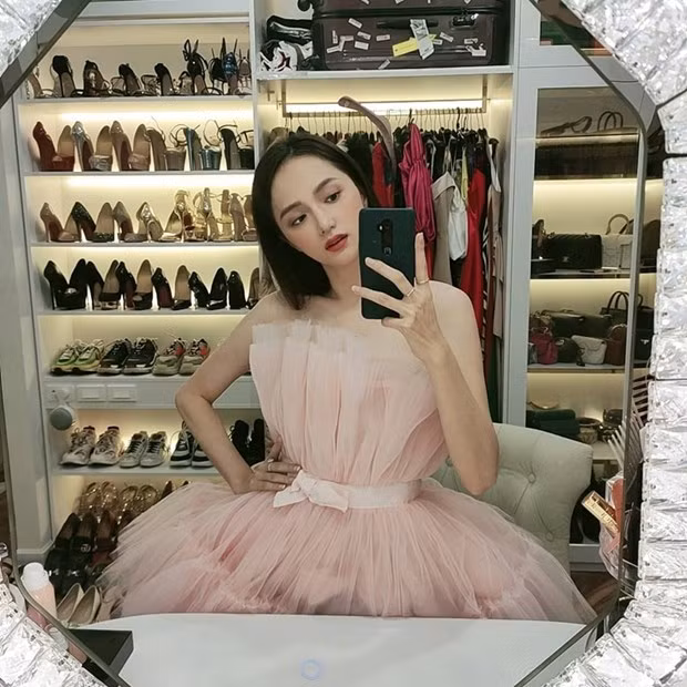 Tự mình selfie với chiếc đầm xếp nếp màu hồng pastel, Hương Giang khiến người hâm mộ ''tan chảy'' bởi vẻ ''bánh bèo'', duyên dáng. Cô nàng còn vô tình tiết lộ tủ đồ lớn, ngập tràn giày, túi hàng hiệu.