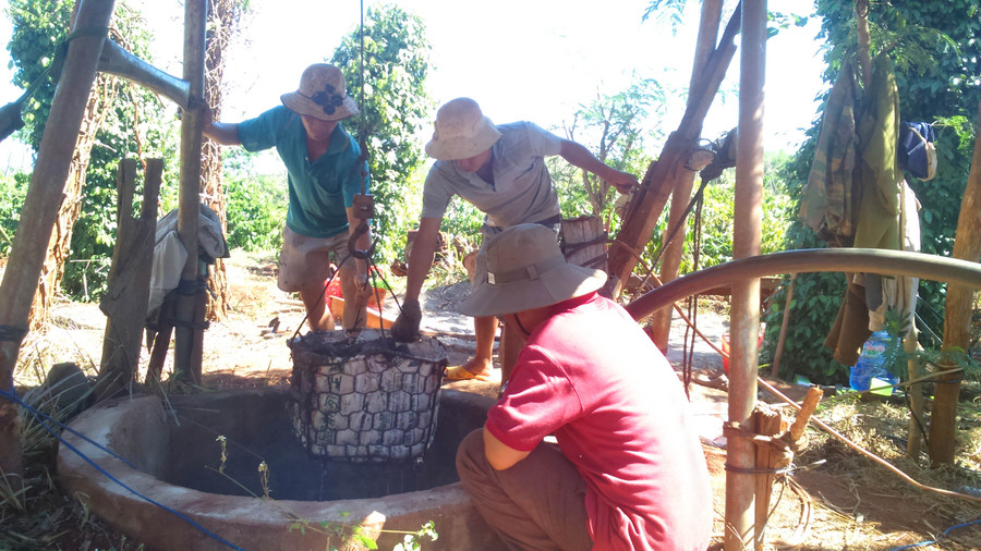 Các địa phương cần tuyên truyền người dân hạn chế sử dụng nguồn nước dưới đất. Ảnh: Q.T