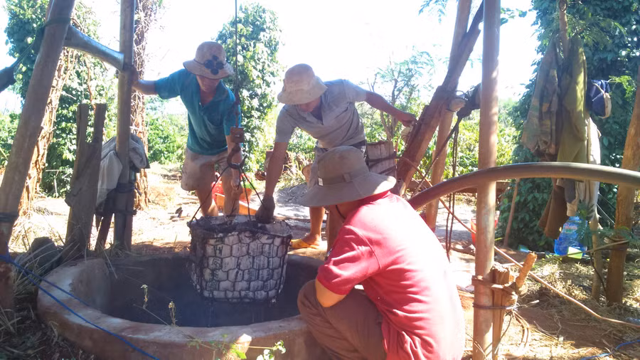 Các địa phương cần tuyên truyền người dân hạn chế sử dụng nguồn nước dưới đất. Ảnh: Q.T