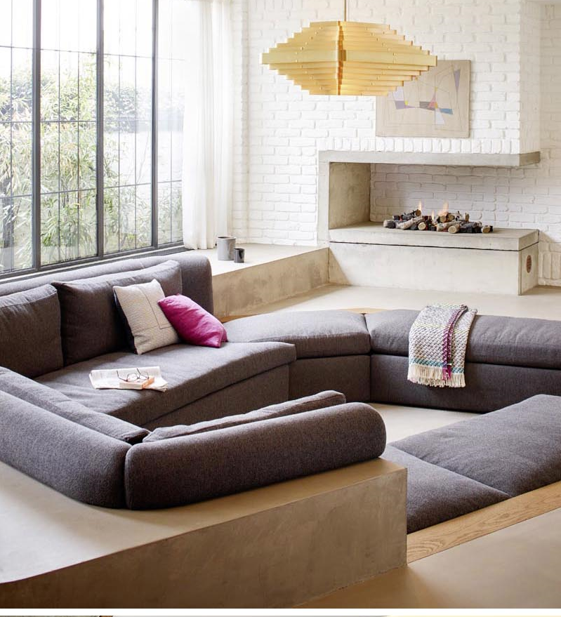 Phía sau ghế sofa là một phần bê tông được xây cao hơn sàn nhà để đỡ lưng ghế sofa. Phía sau ghế sofa là một phần bê tông được xây cao hơn sàn nhà để đỡ lưng ghế sofa.