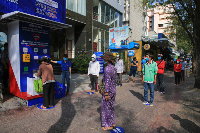 Cây “ATM thực phẩm miễn phí” đặt tại trụ sở Báo Người Lao Ðộng dần trở thành địa chỉ quen thuộc của những người có hoàn cảnh khó khăn - Ảnh: HOÀNG TRIỀU Cây “ATM thực phẩm miễn phí” đặt tại trụ sở Báo Người Lao Ðộng dần trở thành địa chỉ quen thuộc của những người có hoàn cảnh khó khăn - Ảnh: HOÀNG TRIỀU