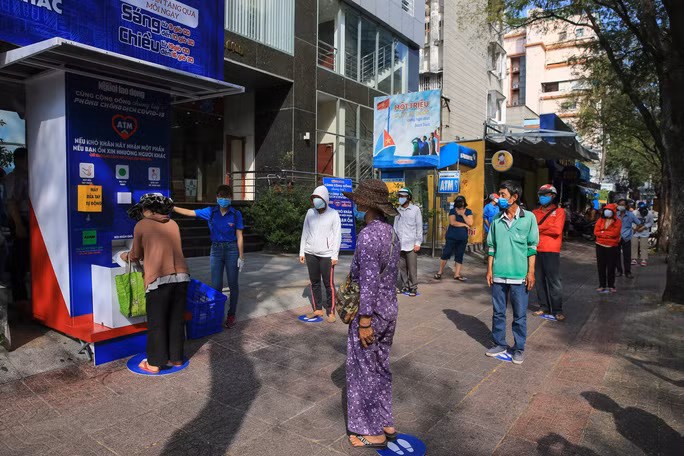 Cây “ATM thực phẩm miễn phí” đặt tại trụ sở Báo Người Lao Ðộng dần trở thành địa chỉ quen thuộc của những người có hoàn cảnh khó khăn - Ảnh: HOÀNG TRIỀU