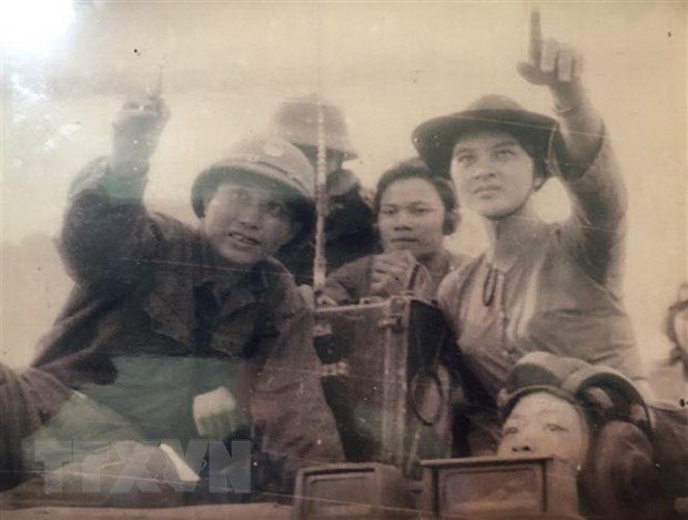 Cô gái Nguyễn Thị Ngọc Mỹ đội nón tai bèo ngồi trên xe tăng hướng dẫn bộ đội tiến vào giải phóng Sài Gòn trong cuộc tổng tiến công mùa Xuân năm 1975 (ảnh tư liệu). (Ảnh: Nguyễn Văn Việt/TTXVN)