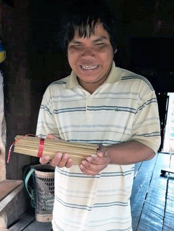 Anh Rơ Châm Bom chuẩn bị bó đũa bán cho khách. Ảnh: Đ.Y