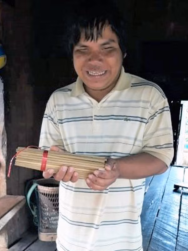 Anh Rơ Châm Bom chuẩn bị bó đũa bán cho khách. Ảnh: Đ.Y