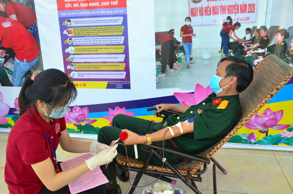 Đại tá Hoàng Ngọc Thành-Bí thư Đảng ủy Binh đoàn 15 tham gia hiến máu. Ảnh: V.H
