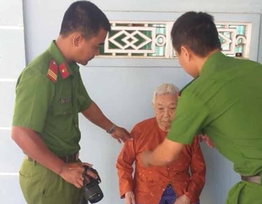 Đội Cảnh sát quản lý hành chính về Trật tự xã hội Công an huyện Phú Thiện làm chứng minh nhân dân cho bà Nguyễn Thị Dân. Ảnh: Hà Phương