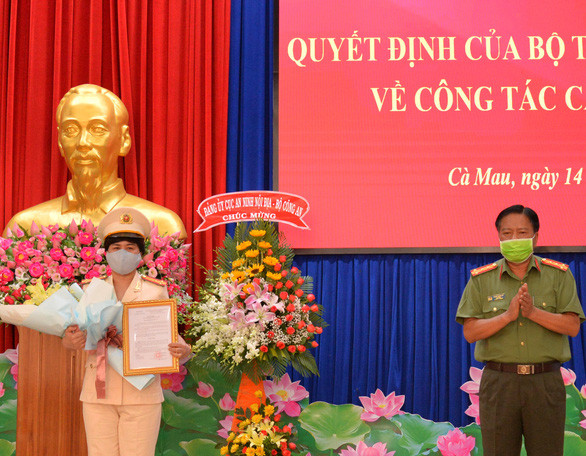 Đại tá Phạm Thành Sỹ trao quyết định của Bộ trưởng Bộ Công an cho Thượng tá Đoàn Thanh Thủy (trái). Ảnh: Tuổi trẻ Online Đại tá Phạm Thành Sỹ trao quyết định của Bộ trưởng Bộ Công an cho Thượng tá Đoàn Thanh Thủy (trái). Ảnh: Tuổi trẻ Online