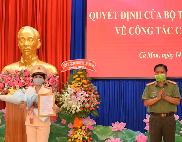  Đại tá Phạm Thành Sỹ trao quyết định của Bộ trưởng Bộ Công an cho Thượng tá Đoàn Thanh Thủy (trái). Ảnh: Tuổi trẻ Online