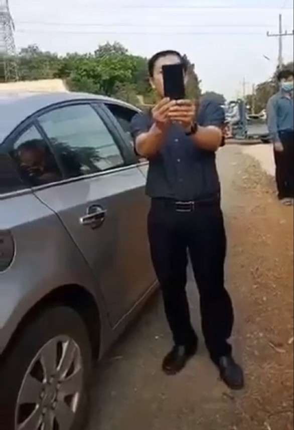 Ông Thanh dùng điện thoại để ghi hình lại các cán bộ tại chốt kiểm soát - Ảnh cắt từ video.