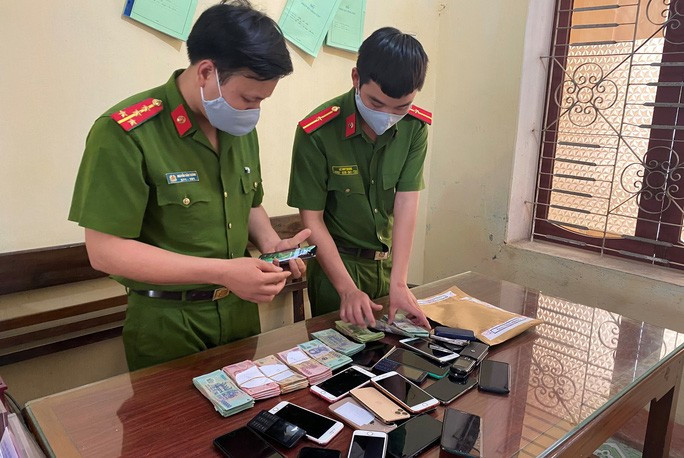 Số tiền hơn 800 triệu đồng cùng nhiều tang vật được công an thu giữ Số tiền hơn 800 triệu đồng cùng nhiều tang vật được công an thu giữ