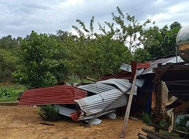 Một nhà dân tại xã Quốc Oai bị lốc xoáy làm tốc mái. ẢNH: TRÙNG DƯƠNG