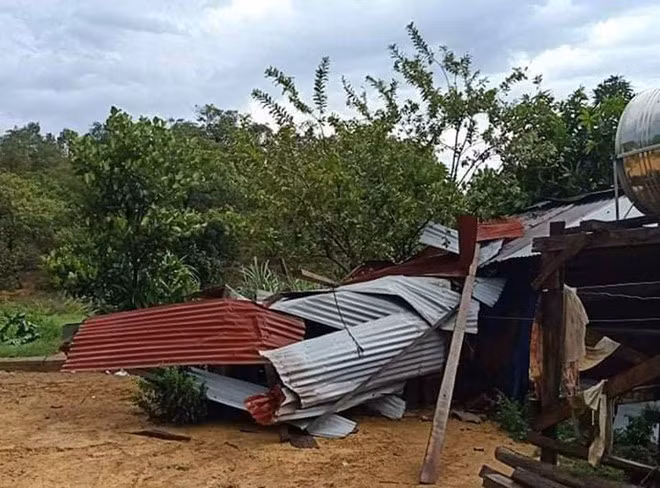 Một nhà dân tại xã Quốc Oai bị lốc xoáy làm tốc mái. ẢNH: TRÙNG DƯƠNG