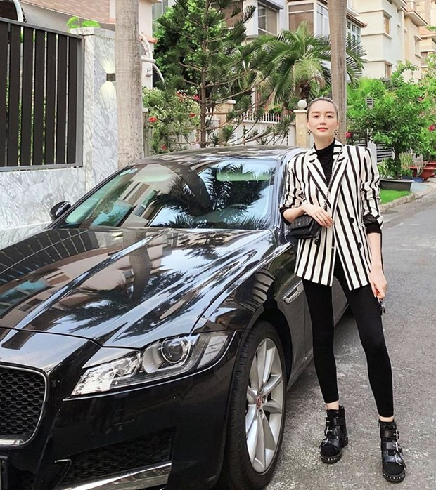 Thiều Bảo Trang chia sẻ hài hước series hình ảnh #OOTD chụp trước cửa nhà người ta. Nữ ca sỹ diện đồ đen, phối cùng blazer kẻ sọc đen trắng bắt mắt.